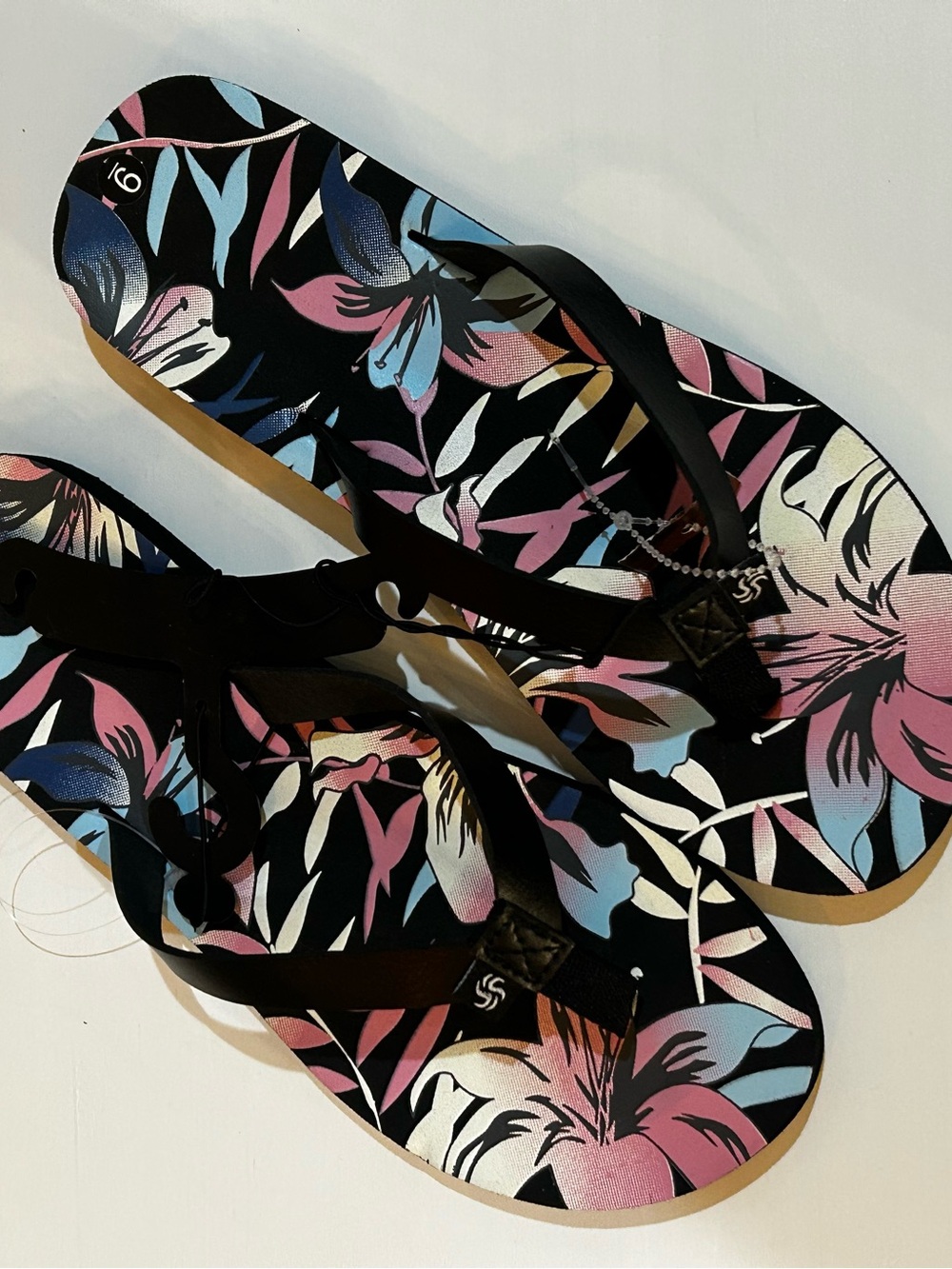 NWOT Women’s SOL BORNE flip flops sandals floral print. Sz 9